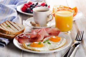 Kaffeetasse, zwei Eier und Speck für ein gesundes Frühstück