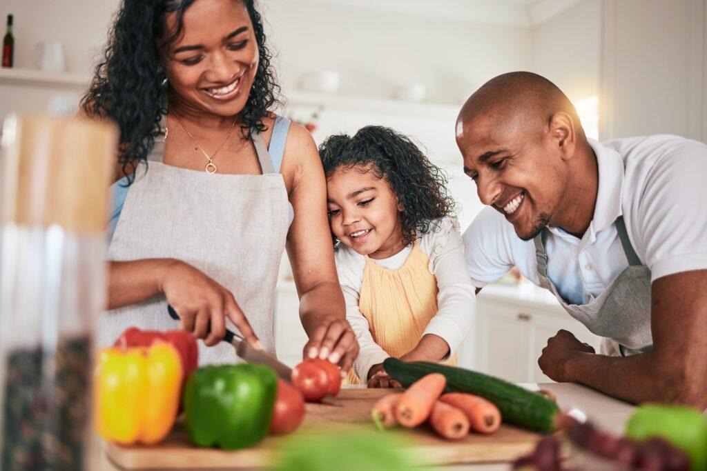 Eltern kochen mit ihrem Kind