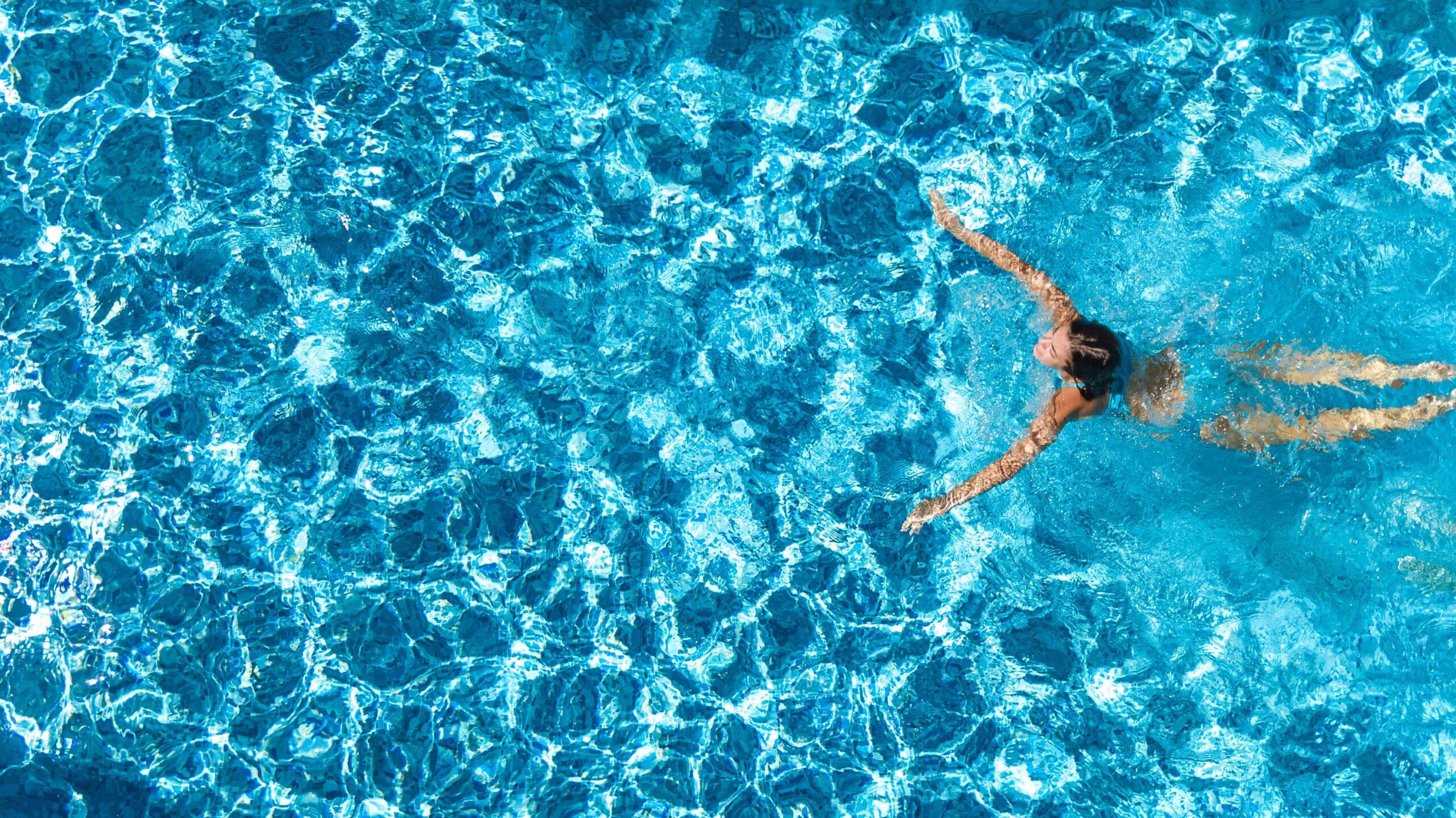 Eine Frau schwimmt im Pool