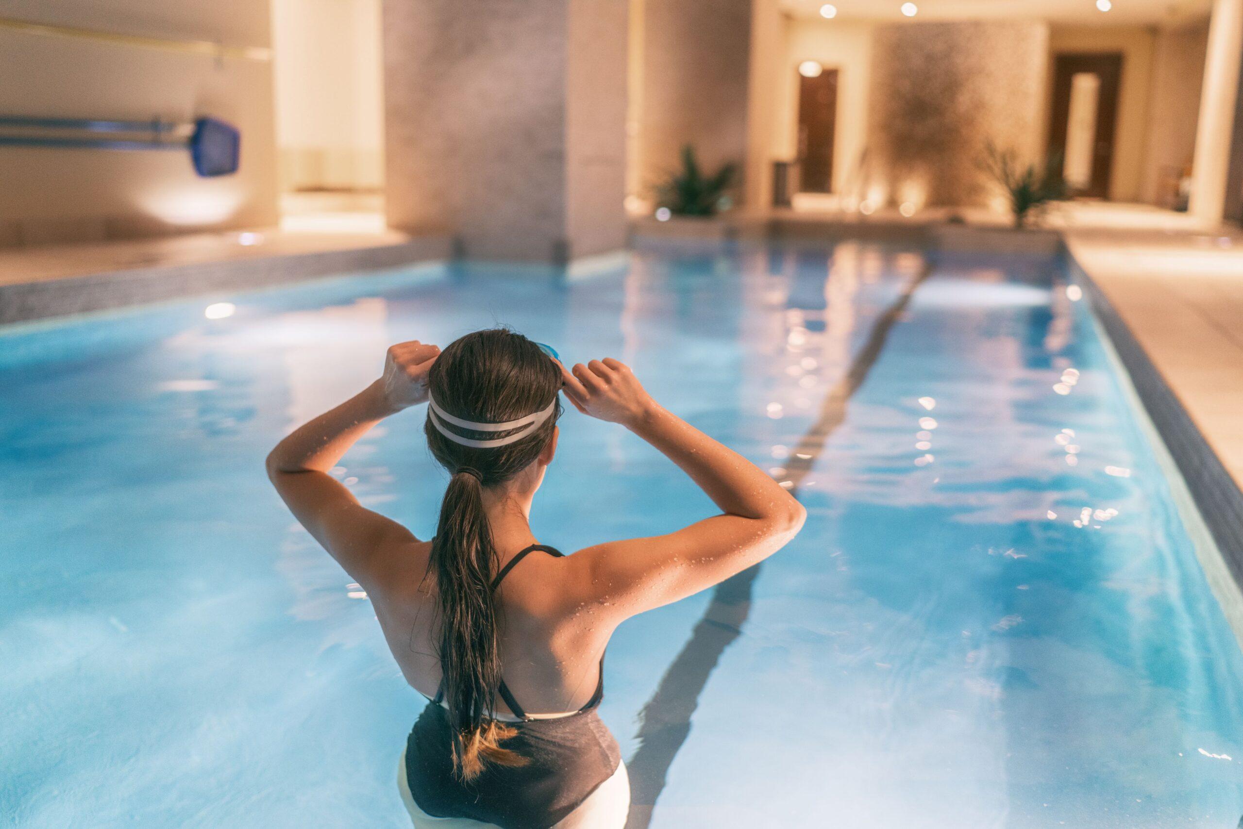 Eine Frau steht vor einem Pool